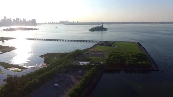 Удивительный Воздушный Беспилотный Снимок Национального Символа Соединенных Штатов Америки Статуя — стоковое видео