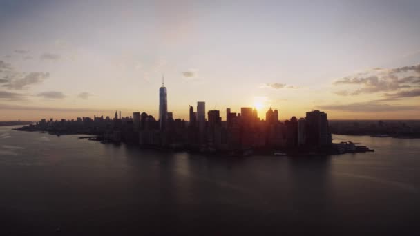在令人难以置信的无人驾驶飞机的空中全景飞行中 温暖的橙色黄昏天空笼罩着纽约著名的天际线城市 — 图库视频影像