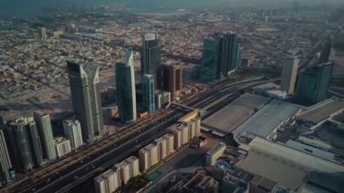 Modern mimari üzerine muhteşem 4k hava aracı panorama uçuşu Dubai şehir merkezi silueti popüler Emirlik okyanus kıyısında