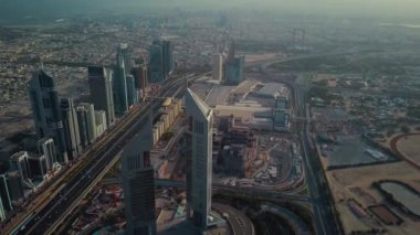 Uae Dubai şehir merkezi modern şehir gökdeleni ünlü kule mimarisi inanılmaz 4k hava aracı panorama üstgeçişi