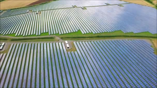 Fascinerende Antenne Drone Shot Van Futuristische Moderne Stedelijke Groene Veld — Stockvideo