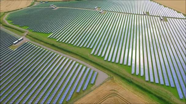 未来的な近代的な都市の緑のフィールドエコ太陽エネルギーパネル再生可能エネルギー発電所で息をのむような空中ドローンビュー — ストック動画
