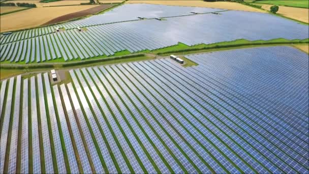 未来的な近代的な都市緑のフィールド生態系の豪華な空中ドローンショット太陽エネルギー電池再生可能エネルギー発電所 — ストック動画