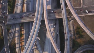 Trafik çimento kavşağı köprüleri olan birden fazla araç işlek otoban yolu baş döndürücü üst hava aracı panorama üstgeçişi