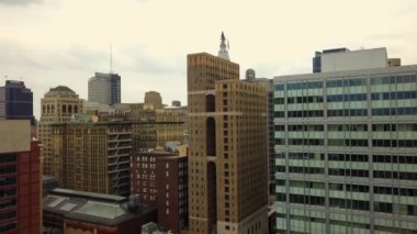 Philadelphia şehir merkezindeki modern şehir mimari binasının üzerinde bulutlu gökyüzünde büyüleyici bir hava aracı uçuşu.