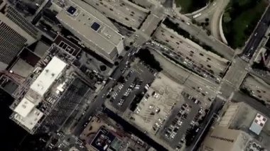 Philadelphia şehir merkezindeki modern şehir mimari binasının üzerinde bulutlu gökyüzünde muhteşem bir hava aracı uçuşu.