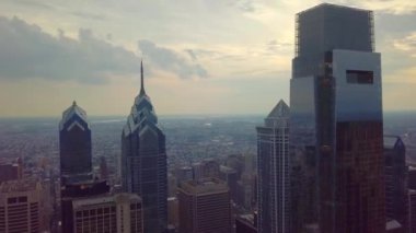Philadelphia şehir merkezindeki modern şehir mimari binasının üzerinde bulutlu gökyüzünde resim gibi bir hava aracı uçuşu.