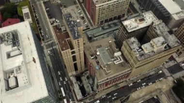 Philadelphia şehir merkezinde büyük, modern, işlek bir şehir. Bulutlu bir günde mükemmel bir insansız hava aracı panorama şehir manzarası üstgeçişi var.