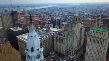Philadelphia şehir merkezinde büyük, modern, işlek bir şehir. Bulutlu bir günde, muhteşem bir hava aracı panorama şehir manzarası üstgeçişinde.