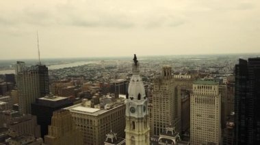Philadelphia şehir merkezinde büyük, modern, işlek bir şehir. Bulutlu bir günde inanılmaz bir hava aracı panorama şehir manzarası üstgeçidi var.