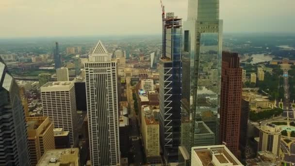 费城市中心现代城市建筑的上空 在多云的天空中 令人叹为观止的无人驾驶飞机全景飞行 — 图库视频影像