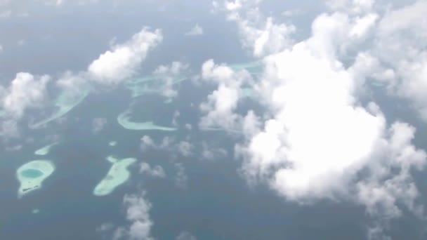 Fascinantes Helicópteros Aéreos Sobrevuelan Blancas Nubes Esponjosas Cielo Sobre Naturaleza — Vídeos de Stock