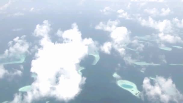 Espectacular Helicóptero Aéreo Sobrevuela Nubes Blancas Esponjosas Cielo Sobre Naturaleza — Vídeo de stock