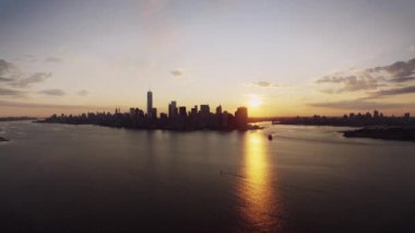 Sıcak turuncu akşam günbatımı gökyüzünde New York 'un popüler gökyüzü manzarası üzerinde büyüleyici hava aracı panorama uçuşu