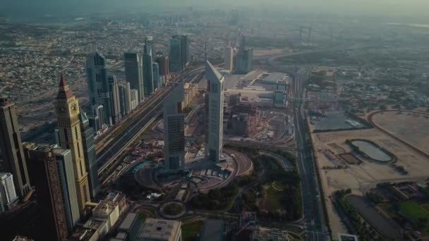Uae Dubaiドバイのダウンタウン近代的な都市超高層ビル有名なタワー建築素晴らしい4Kの空中ドローンパノラマのフライオーバー — ストック動画