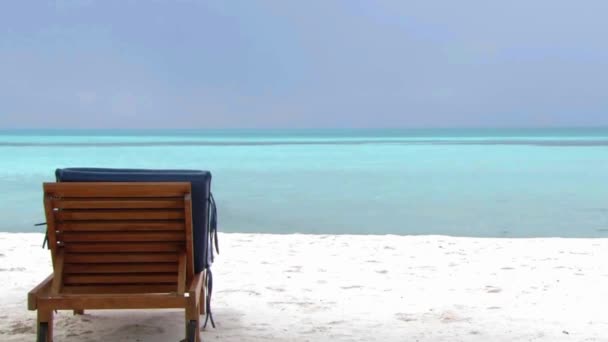 Nanılmaz Sonsuz Ufuk Çizgisi Minik Sahil Koltuğunda Beyaz Kumda Tropik — Stok video