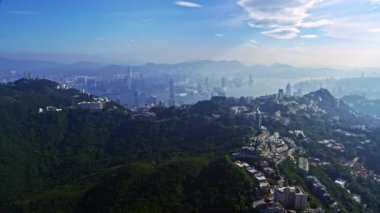 Şehir mimarisinin büyüleyici hava aracı manzarası. Soğuk mavi gökyüzü günışığı altında Hong Kong şehri.