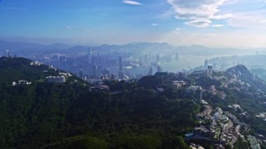 Şehir mimarisinin muhteşem hava aracı manzarası. Soğuk mavi gökyüzü güneşinde Hong Kong şehri.
