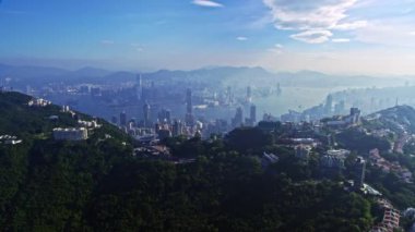 Şehir mimarisinin muhteşem hava aracı manzarası. Soğuk mavi gökyüzü günışığı altında Hong Kong şehri.