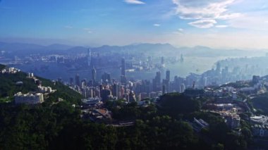 Şehir mimarisinin resimli hava aracı manzarası. Hong Kong şehri. Soğuk mavi gökyüzü sabah güneşi altında.
