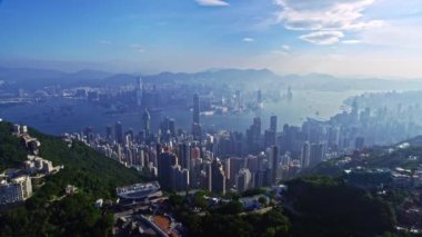 Etkileyici bir insansız hava aracı şehir manzarası modern mimari üzerinde uçuyor. Hong Kong şehri, mavi gökyüzü sabah güneşi altında.