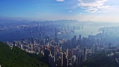 Inanılmaz insansız hava aracı şehir manzaralı panorama uçuşu. Şehir mimarisi üzerine. Hong Kong şehri, mavi gökyüzü güneşli.