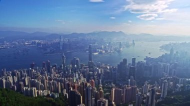 Harika bir insansız hava aracı şehir manzarası modern mimari üzerinde uçuyor. Hong Kong şehri mavi gökyüzünde sabah güneşiyle.