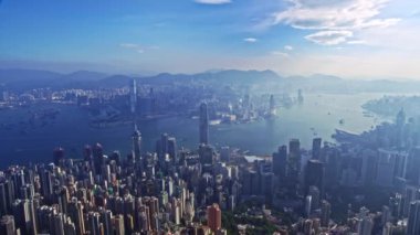 Güzel İHA hava manzaralı panorama şehir mimarisi üzerinde uçuşu mavi gökyüzü güneşinde Hong Kong şehri.