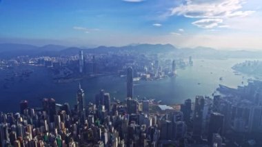 Muhteşem insansız hava aracı şehir manzarası modern bina mimarisi Hong Kong şehri üzerinde sabah güneşinde uçuyor.