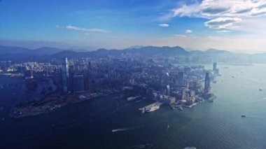 Mükemmel bir insansız hava aracı şehir manzarası modern bina mimarisi Hong Kong şehri üzerinde sabah güneşinde uçuyor.
