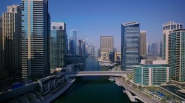 Dubai şehir merkezinin modern kentsel ünlü gökdelen mimarisi inanılmaz 4k hava aracı panorama üstgeçişinde