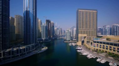 Dubai şehir merkezinin popüler modern şehir gökdelen mimarisi güzel 4k hava aracı panorama üstgeçişinde