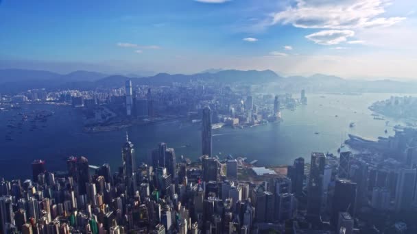 現代建築の上空を飛行する豪華なドローンの街並み太陽の光の下で香港市 — ストック動画