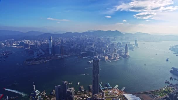 現代の超高層ビル建築の上に驚くべきドローンの街並空中パノラマフライト香港市内の朝日 — ストック動画