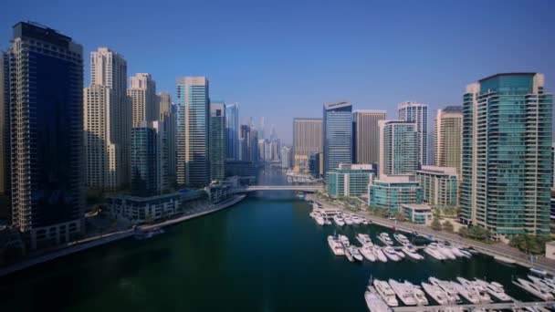 Dubai Büyük Şehir Manzarasının Modern Şehir Mimarisi Üzerinde Berrak Mavi — Stok video