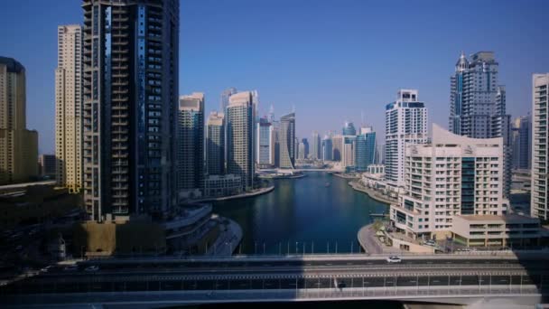 迪拜市中心著名的现代摩天大楼 在令人惊奇的4K空中无人驾驶飞机的全景飞越中俯瞰全城 — 图库视频影像