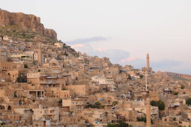Mardin, küçük bir kasaba. Geleneksel taş evleri olan eski Mardin, turistlerin ziyaret ettiği yerlerden biri. Mardin Türkiye, Eski Mardin Şehri