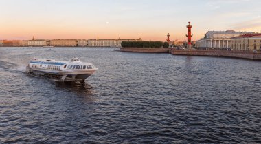 Neva Nehri ile şehir manzarası,