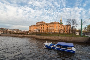 Mikhailovsky zamkomi gemi, St. Petersburg şehir manzarası