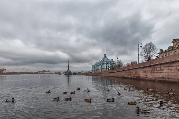 Міський ландшафт з річкою Нева, Санкт-Петербург. — стокове фото