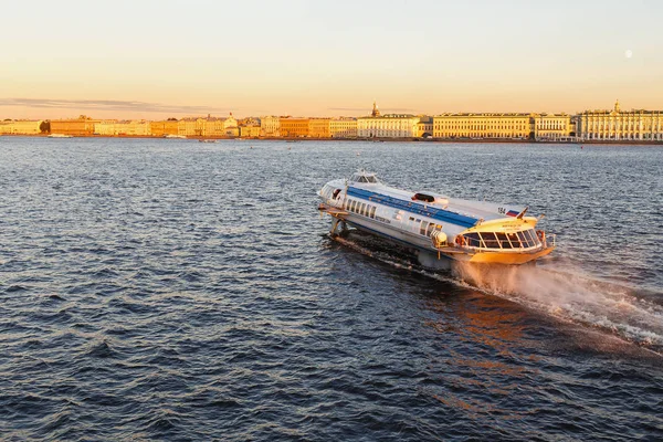 Neva Nehri ile şehir manzarası,