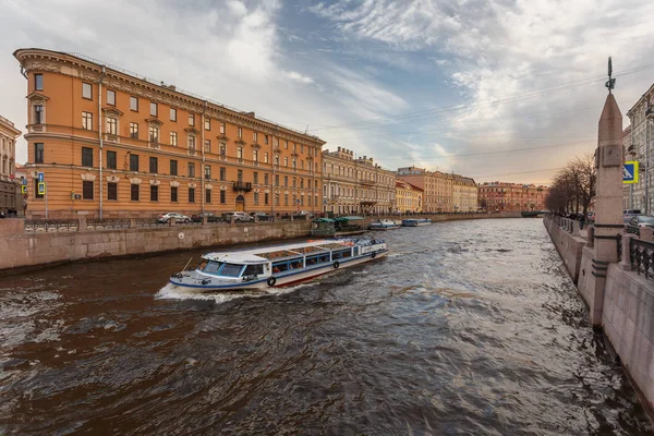 Stadslandschap met de Neva Rivier — Stockfoto