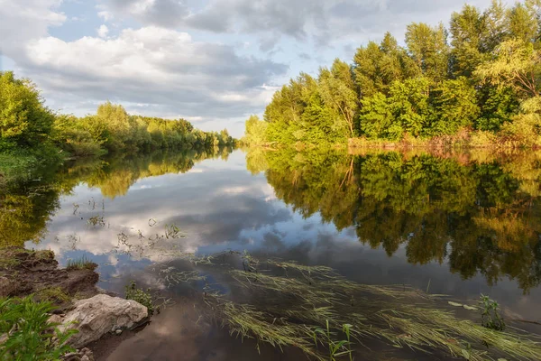 Ein lauer Sommerabend auf dem Fluss Sakmara, orenburzhye — Stockfoto