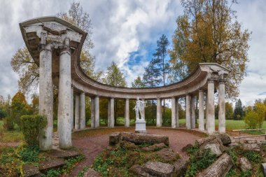 Apollo sonbaharda Pavlovsk Park sütunlu