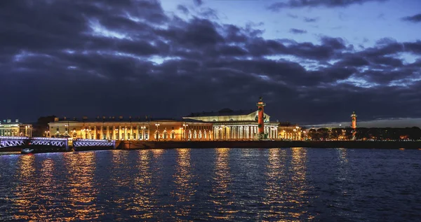 O edifício da Bolsa de Valores de São Petersburgo — Fotografia de Stock