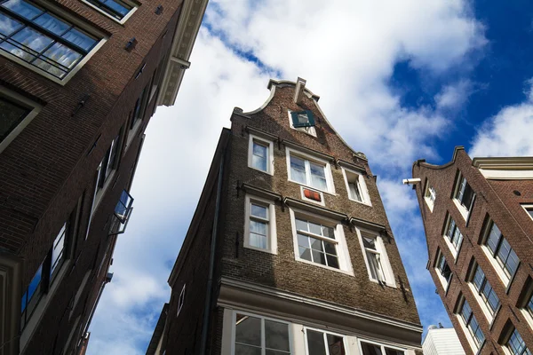 Ciel entre vieilles maisons à Amsterdam — Photo