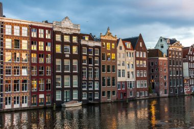 Amsterdam 'daki Hollandalı evleri daralt