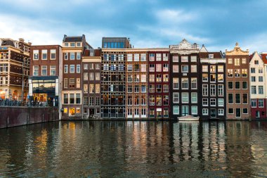 Amsterdam 'daki Hollandalı evleri daralt