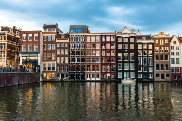 Smalle Nederlandse huizen in Amsterdam — Stockfoto