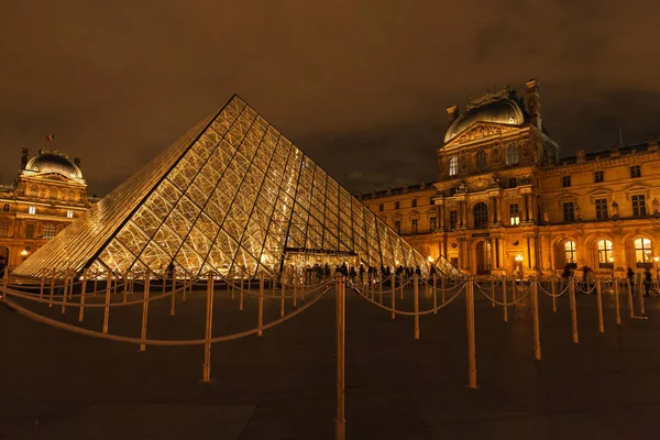 Gece, Paris, Kasım 2016 Fransa'da Louvre Müzesi
